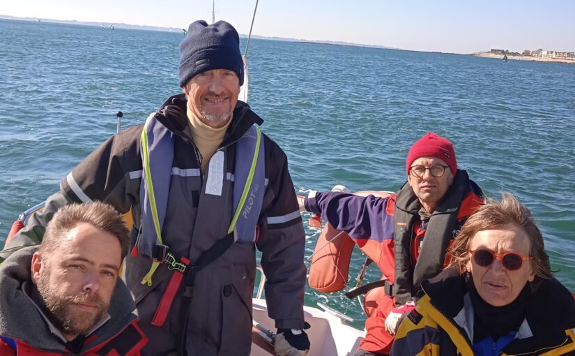 Tiens, une bouée ? On la ramasse ?